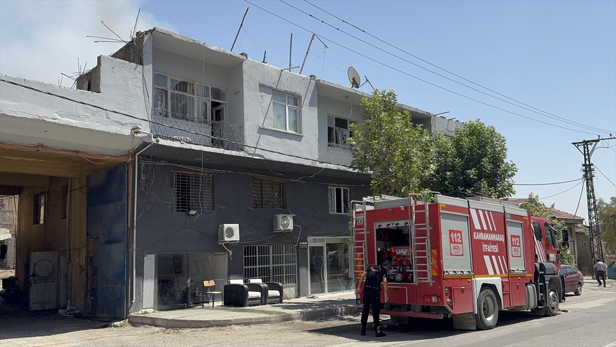 Kahramanmaraş'ın Dulkadiroğlu ilçesinde iş yerinde çıkan yangın itfaiye ekiplerince...