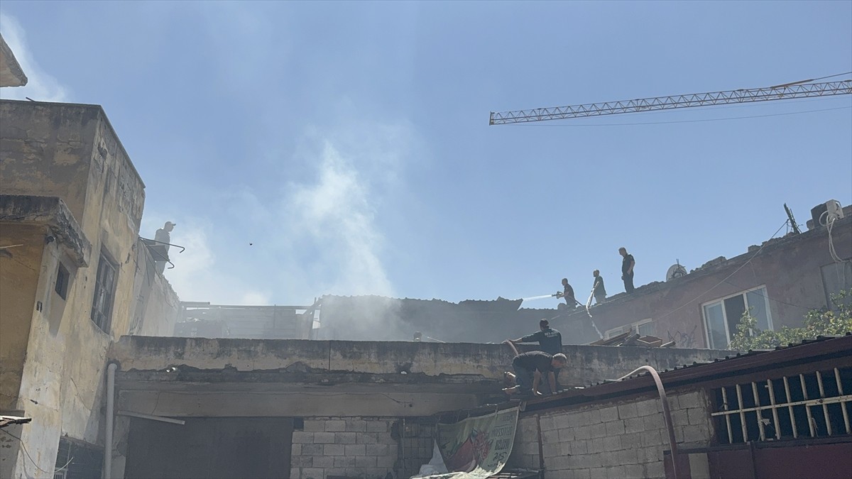 Kahramanmaraş'ın Dulkadiroğlu ilçesinde iş yerinde çıkan yangın itfaiye ekiplerince...