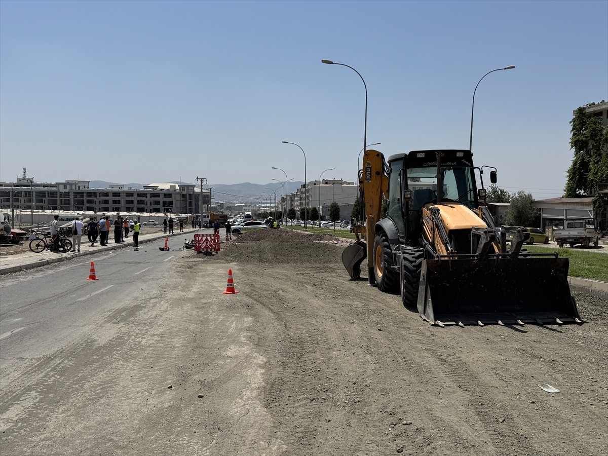 Kahramanmaraş'ın Dulkadiroğlu ilçesinde üzerinden iş makinesi geçen motosiklet sürücüsü hayatını...
