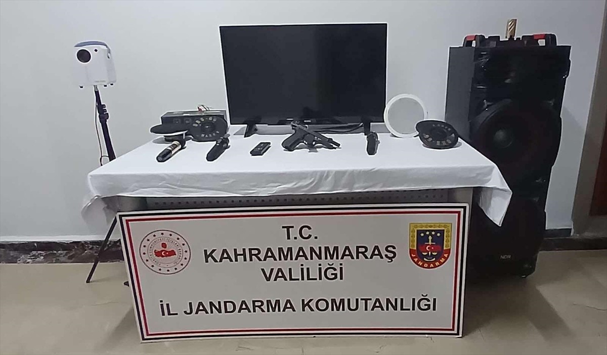Kahramanmaraş'ta bağ evinden hırsızlık yaptıkları iddiasıyla gözaltına alınan 3 zanlı...
