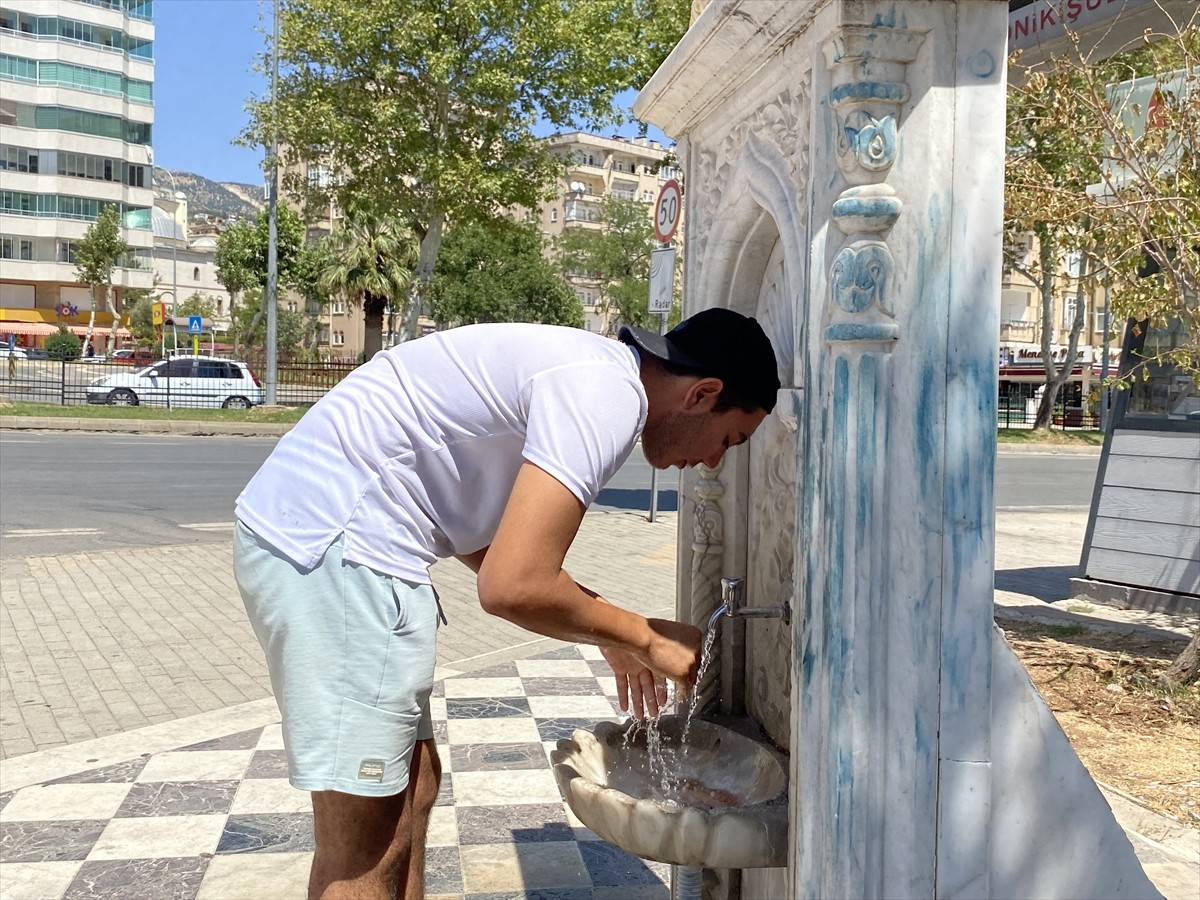  Kahramanmaraş'ta mevsim normallerinin üstünde seyreden sıcak hava, günlük yaşamı olumsuz...