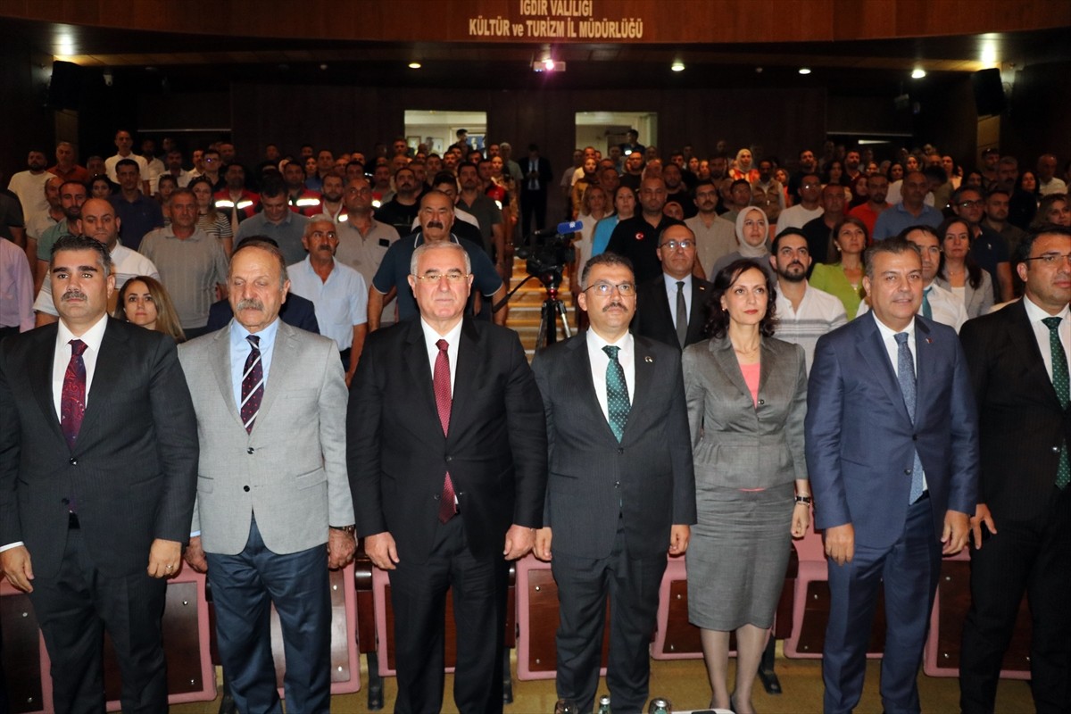 Kamu Başdenetçisi Mehmet Akarca (sol 3), Iğdır Kültür ve Turizm Müdürlüğü Konferans Salonu'nda...