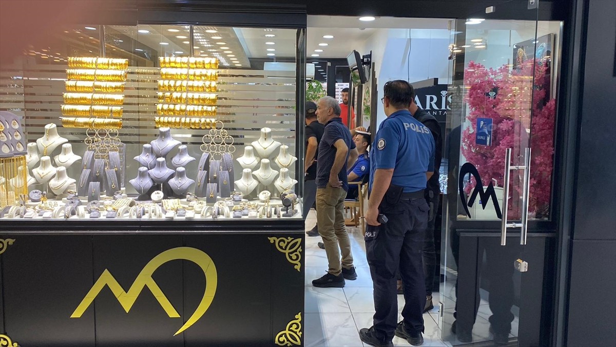 Karabük'te boncuk atan tabancayla kuyumcuyu soyma girişiminde bulunan şüpheli gözaltına...