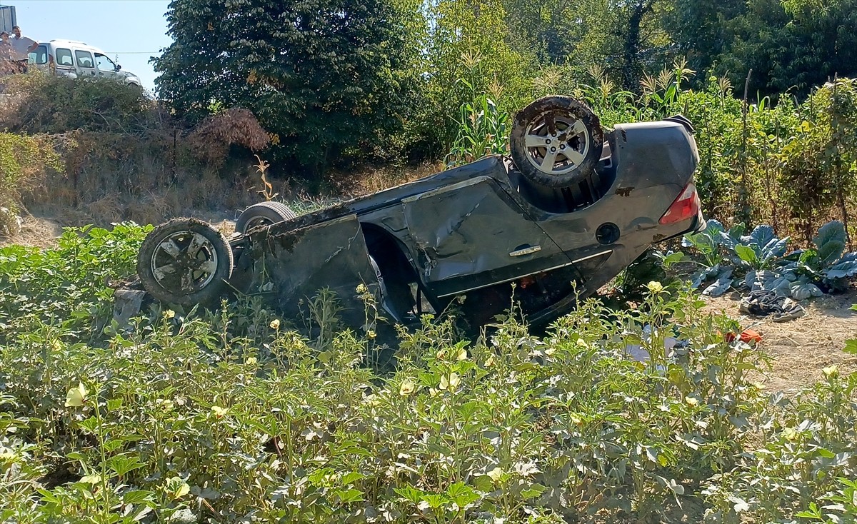 Karabük'te çarpışan otomobillerden birinin bahçeye devrilmesi sonucu 1'i çocuk 3 kişi...