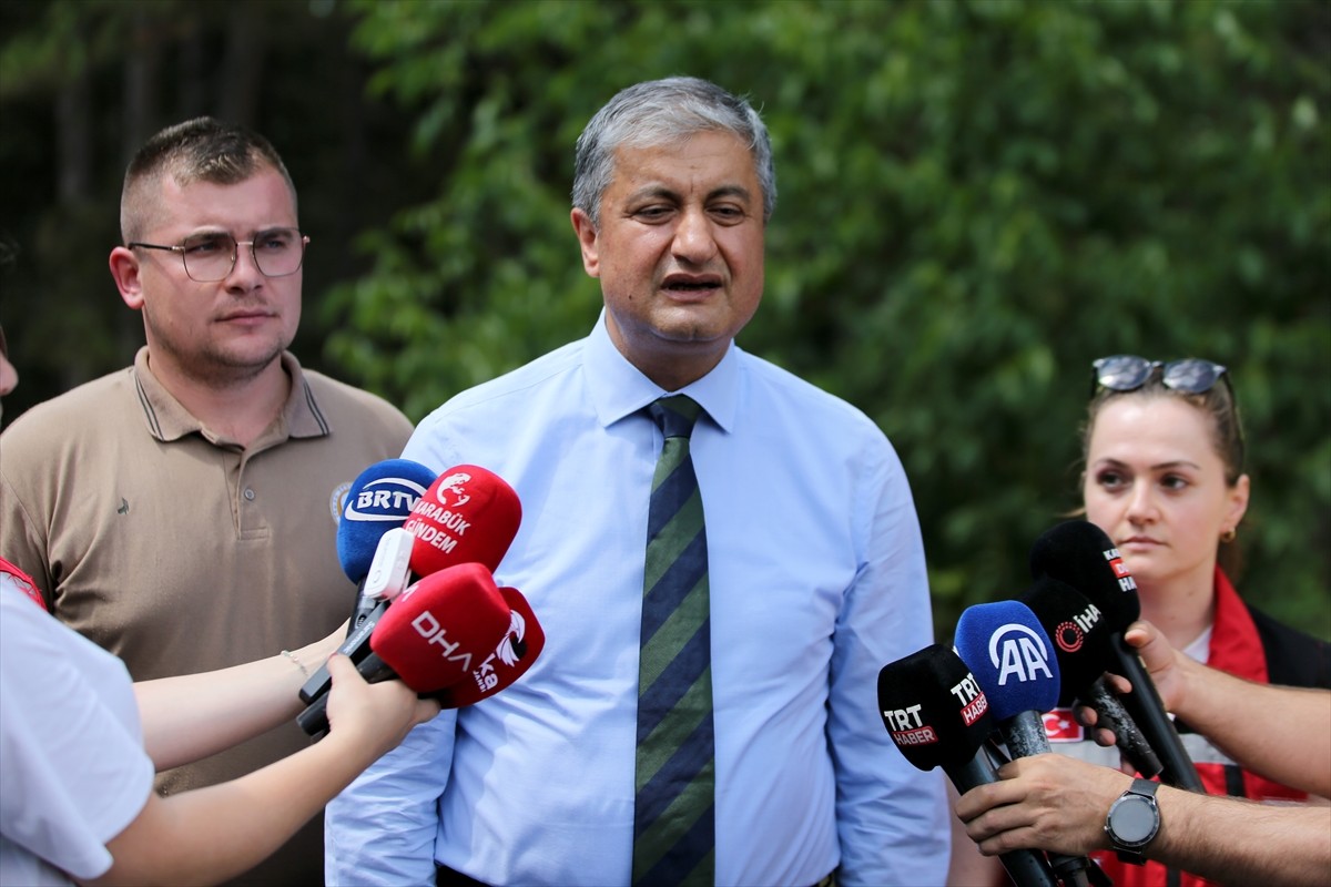 Karabük Valisi Mustafa Yavuz, merkeze bağlı Davutlar köyünde gazetecilere açıklama yaptı.