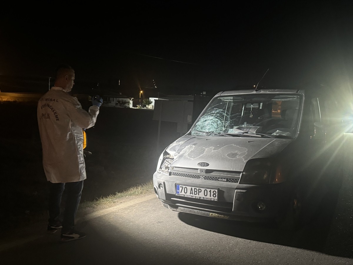 Karaman'da hafif ticari aracın çarptığı kadın hayatını kaybetti.