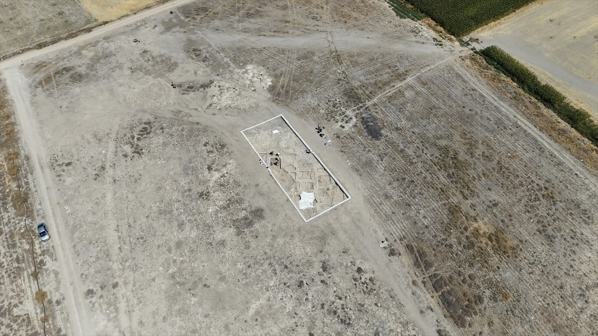 Karaman'daki Canhasan 3 Höyüğü'nde bulunan ve milattan önce 7 bin 450 yılları civarına...