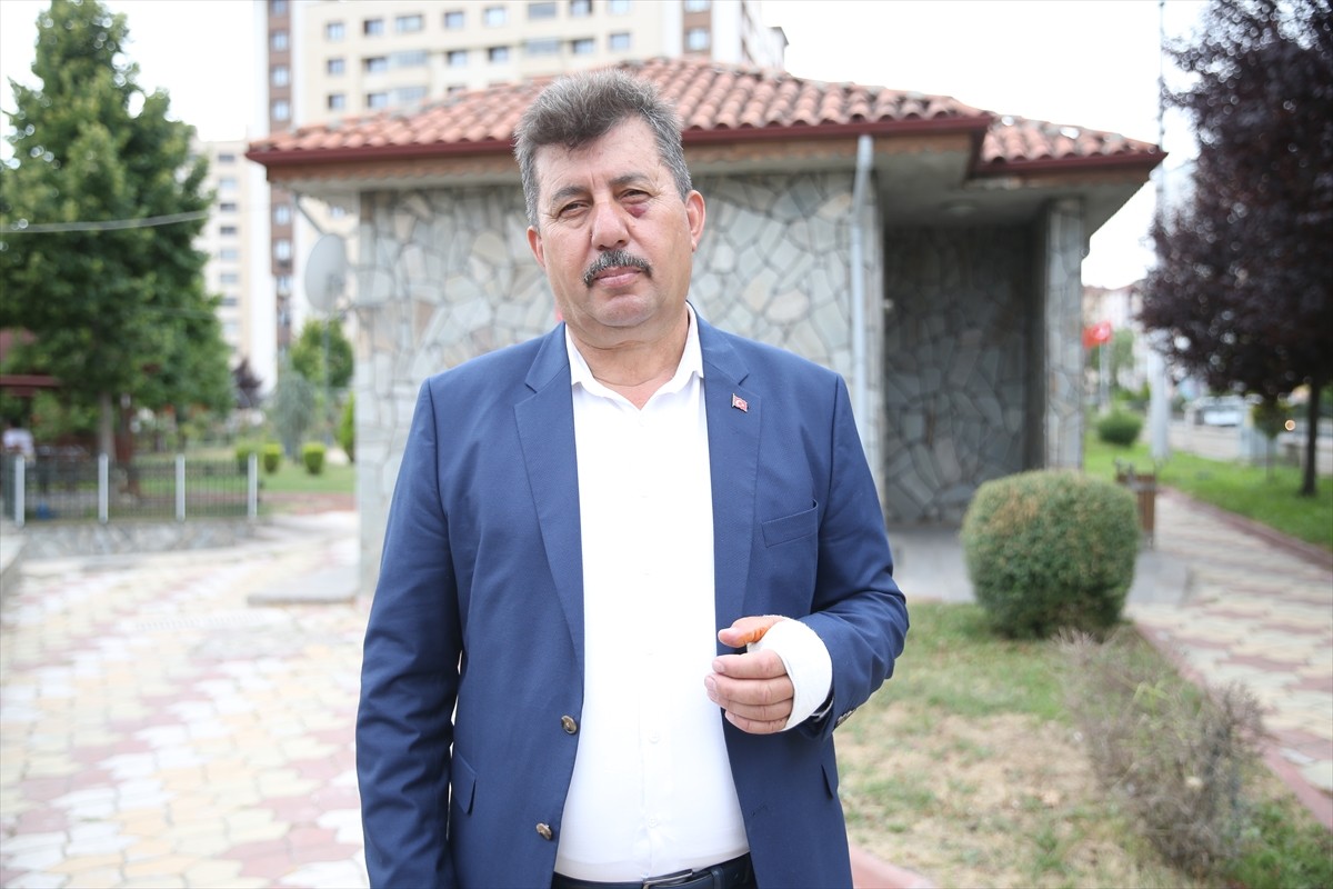 Kastamonu'da bir parkta çıkan tartışmada muhtarı bıçakla yaraladığı öne sürülen zanlı gözaltına...