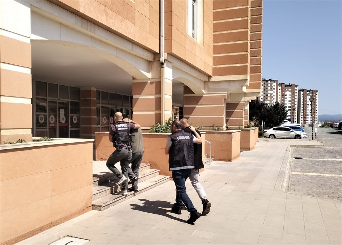 Kastamonu'da uyuşturucuyla yakalanan 2 şüpheli tutuklandı.