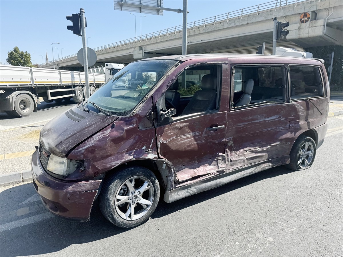 Kastamonu'da yolcu minibüsü ile hafif ticari aracın çarpışması sonucu 10 kişi yaralandı. Kaza...