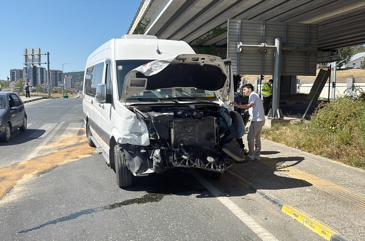 Kastamonu'da yolcu minibüsü ile hafif ticari aracın çarpışması sonucu 10 kişi yaralandı. Kaza...