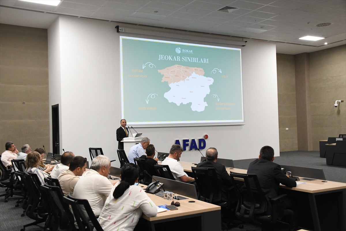 Kastamonu Valisi Meftun Dallı'nın (sol 2) başkanlığında Kastamonu Güney Karadeniz Jeoparkı...