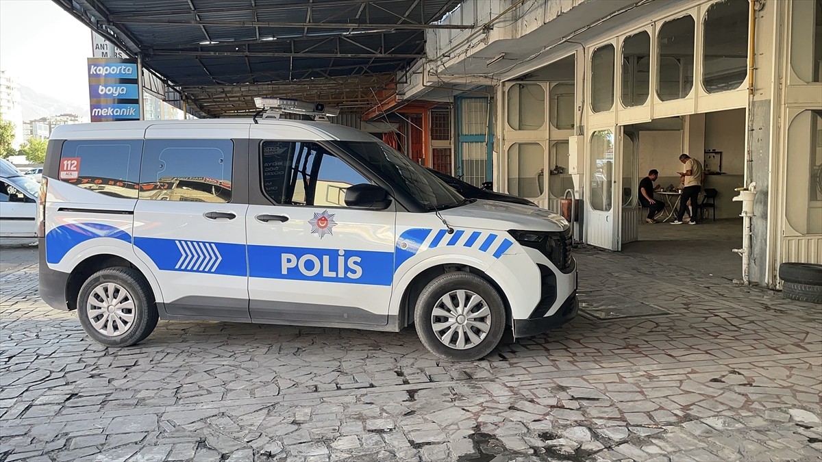 Kayseri'de oto tamirhanede çalışan kalfa, silahla iş yerindeki çırağı kazara yaraladı. İhbar...