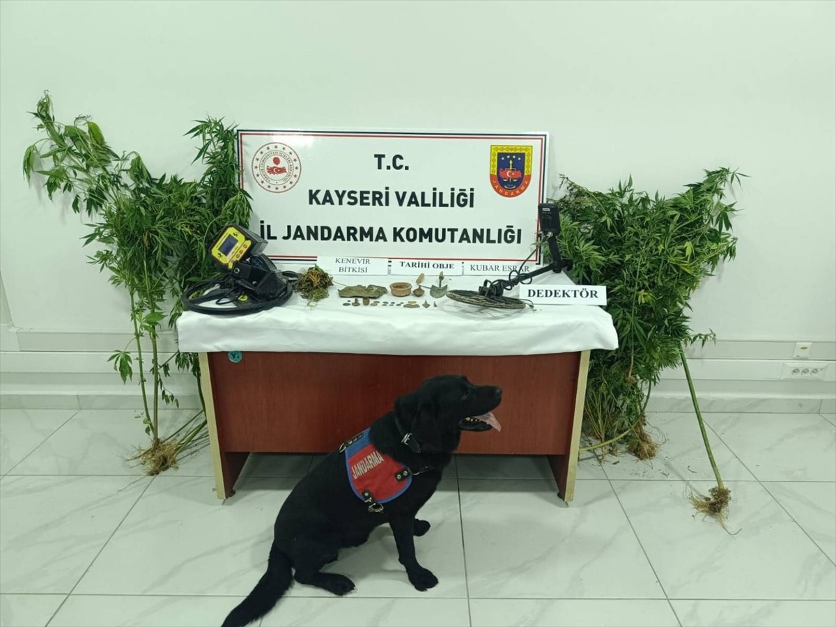 Kayseri'nin Develi ilçesinde düzenlenen uyuşturucu operasyonunda, tarihi eser niteliği taşıyan 21...