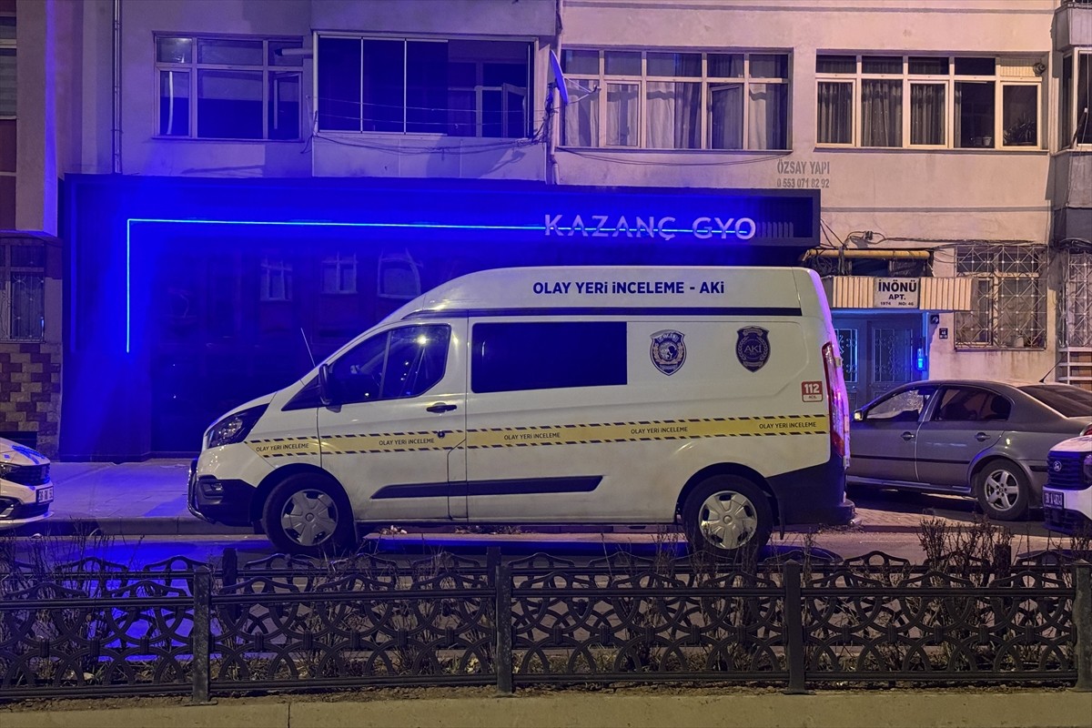 Kayseri'nin Kocasinan ilçesinde eşini tabancayla öldüren kişi intihar etti.