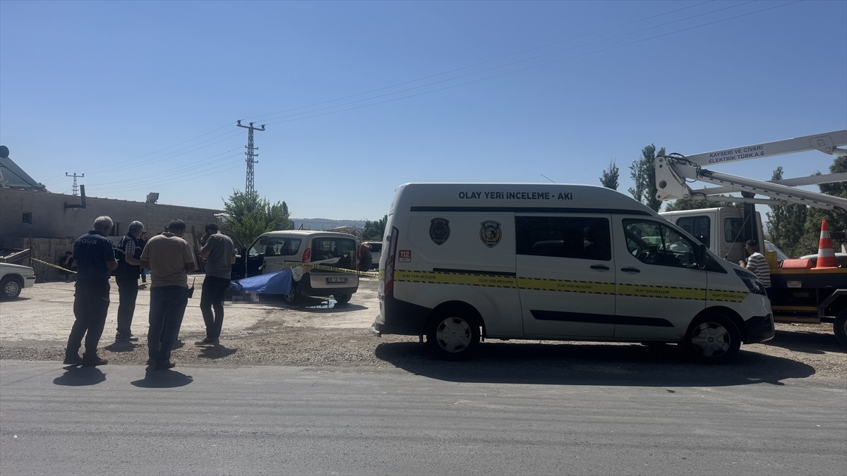 Kayseri'nin Kocasinan ilçesinde hafif ticari aracın çarptığı 1,5 yaşındaki kız çocuğu hayatını...