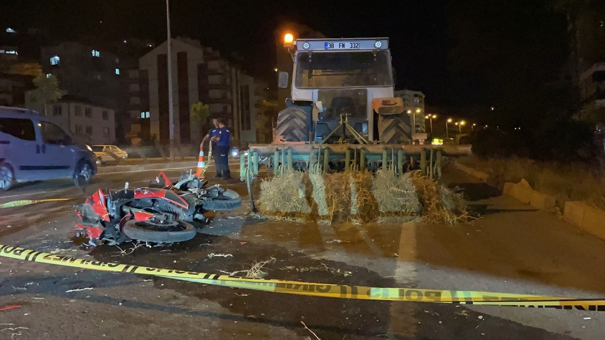 Kayseri'nin Melikgazi ilçesinde traktörle çarpışan motosiklet sürücüsü yaşamını yitirdi.