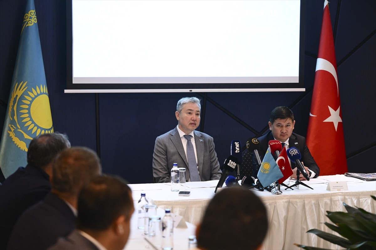 Kazakistan Cumhuriyeti'nin Ankara Büyükelçisi Yerkebulan Sapiyev (solda) ile İstanbul Başkonsolosu...