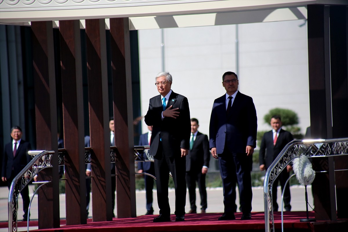Kırgızistan Cumhurbaşkanı Sadır Caparov, resmi ziyaret kapsamında başkent Bişkek’e gelen...
