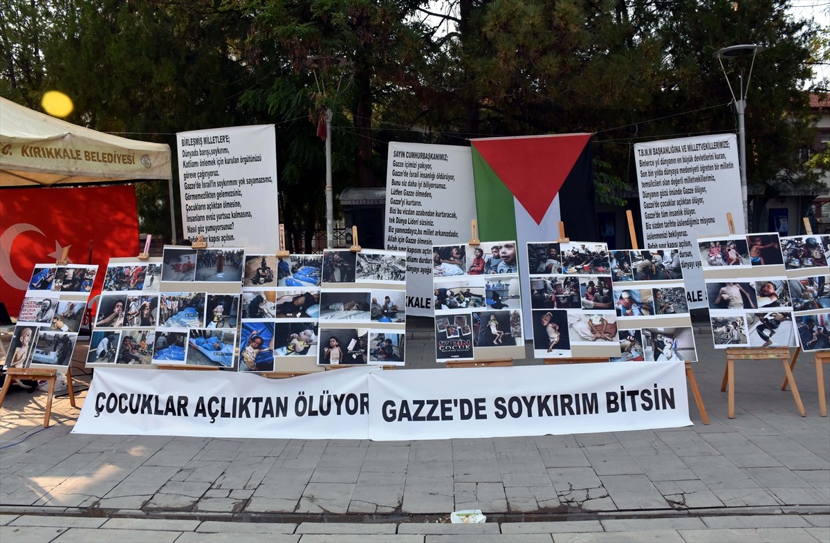 Kırıkkale'de İsrail'in Gazze'ye yönelik saldırılarına tepki göstermek amacıyla imza kampanyası...