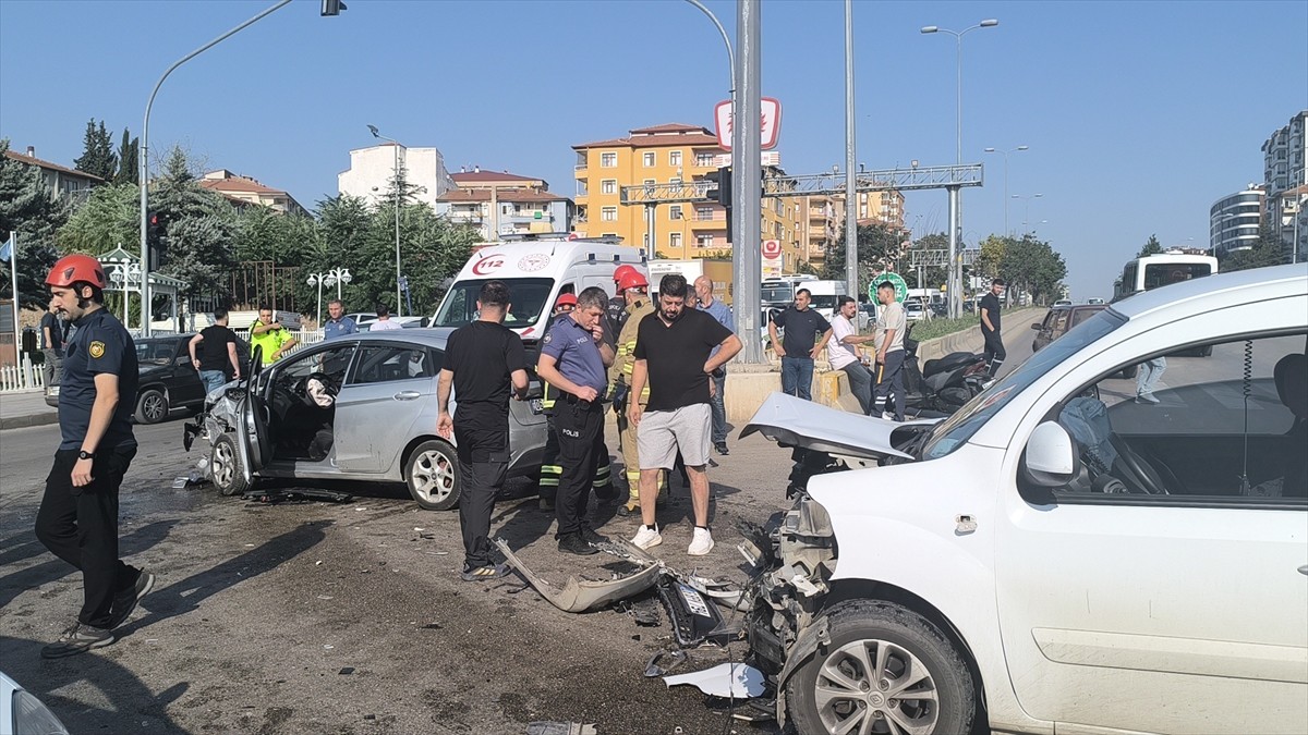 Kırıkkale'de sivil polis aracı ile otomobilin çarpışması sonucu 2'si polis 3 kişi...