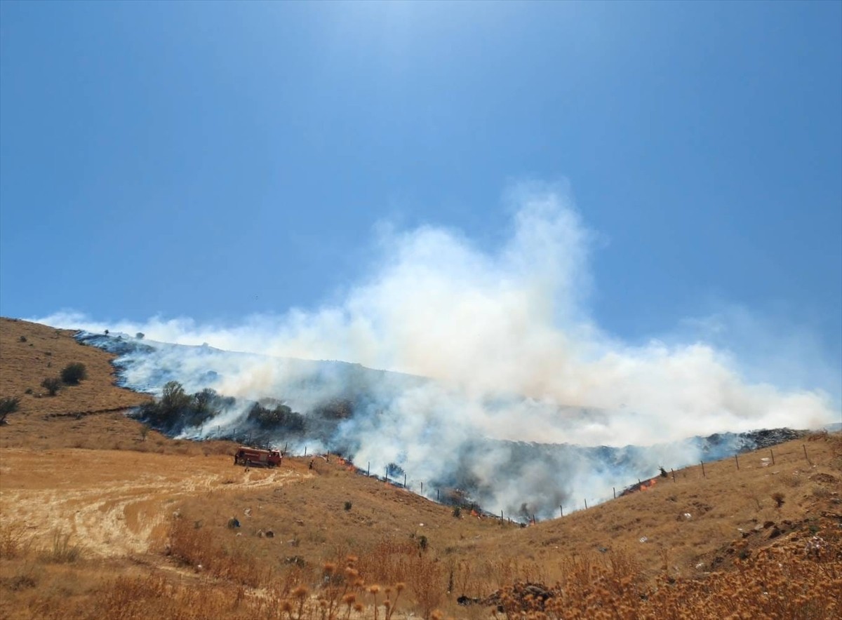 Kırşehir'in Kaman ilçesinde merada çıkan yangına müdahale ediliyor.