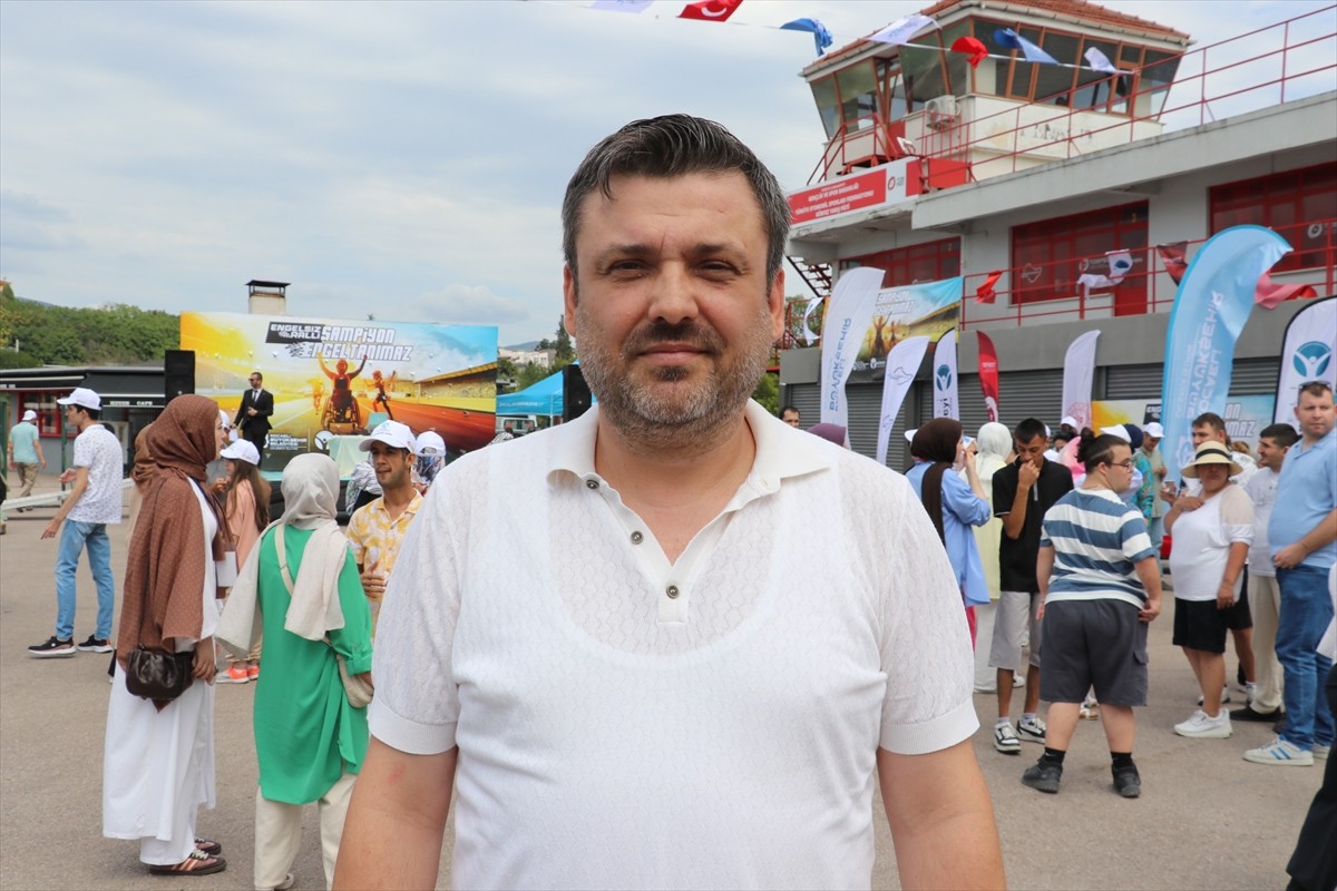 Kocaeli'de düzenlenen etkinlikte engelli çocuklar, yarış araçlarıyla ralli heyecanı yaşadı....