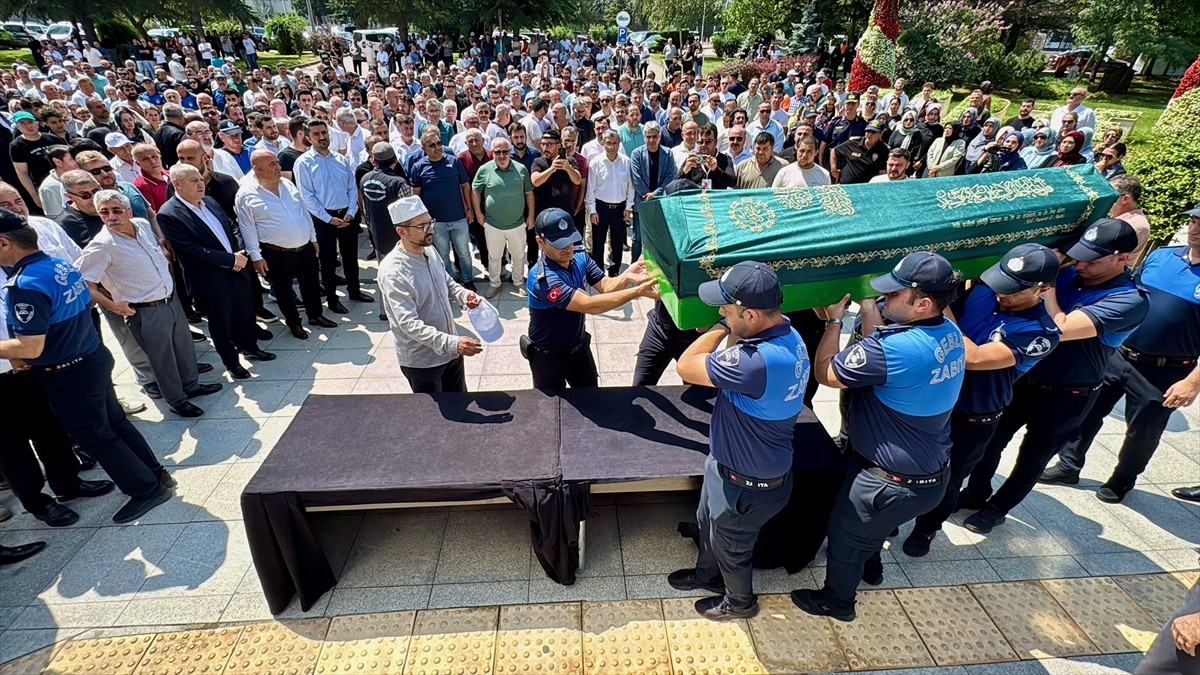  Kocaeli'de, geçirdiği rahatsızlık sonucu 63 yaşında yaşamını yitiren Gebze Belediye Başkan...