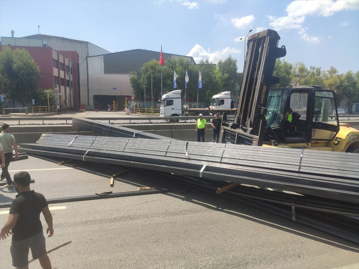 Kocaeli'de tırdan yola düşen demir profiller nedeniyle D-100 kara yolunun İstanbul istikametinde...