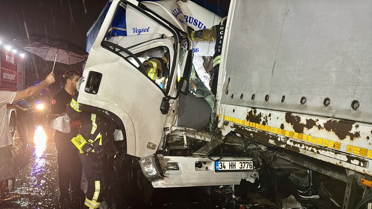  Kocaeli'nin Çayırova ilçesinde 3 aracın karıştığı zincirleme trafik kazasında 1 kişi hayatını...