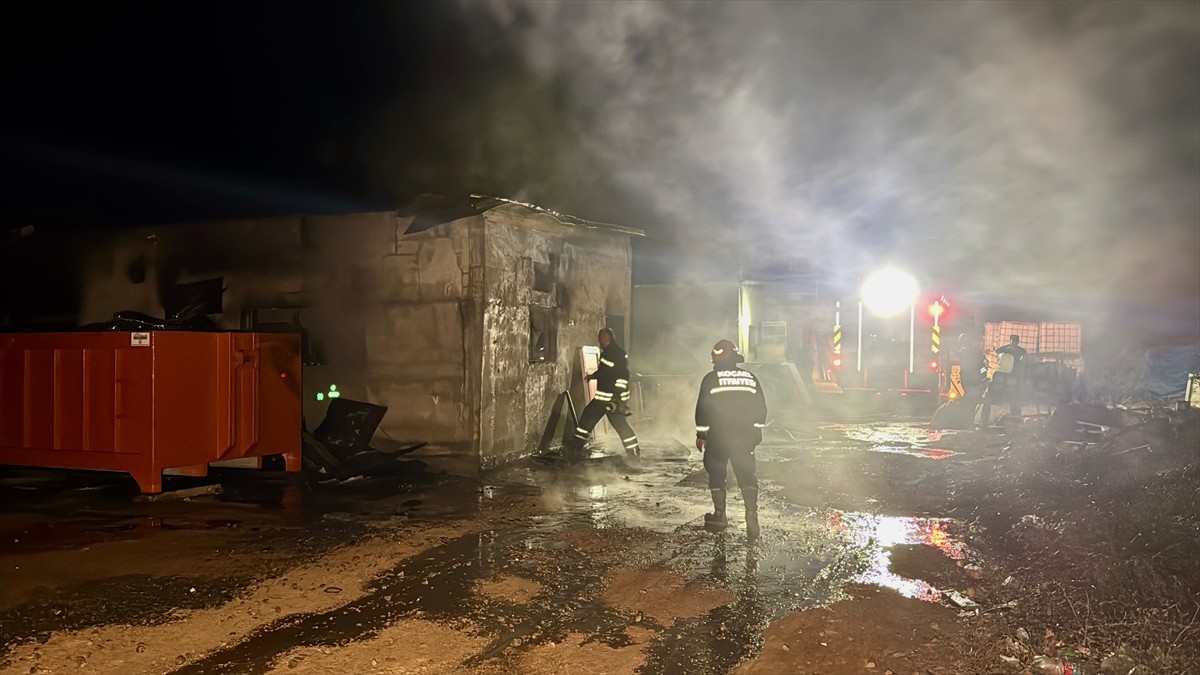 Kocaeli'nin Dilovası ilçesinde mermerit tezgah atölyesinde çıkan yangın söndürüldü.