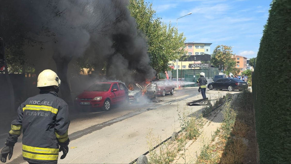 Kocaeli'nin Gebze ilçesinde, park halindeki otomobilde çıkıp yine park halindeki diğer otomobile...
