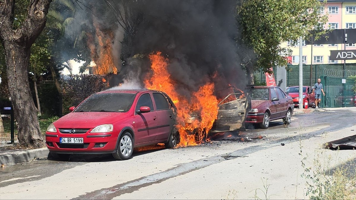 Kocaeli'nin Gebze ilçesinde, park halindeki otomobilde çıkıp yine park halindeki diğer otomobile...