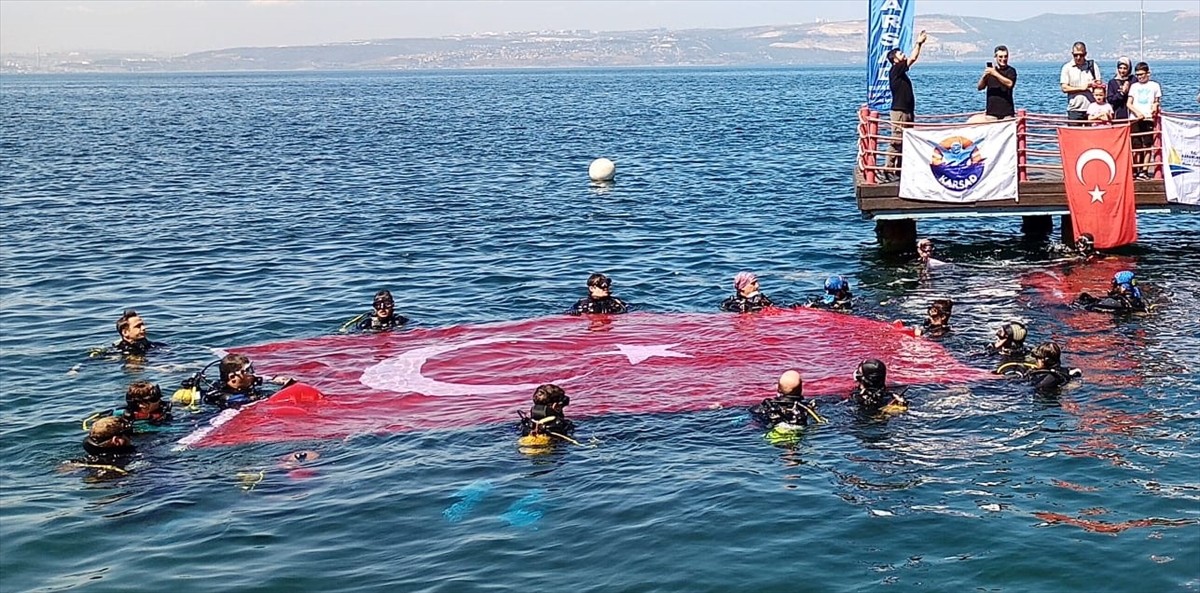 Kocaeli'nin Karamürsel ilçesinde 30 Ağustos Zafer Bayramı dolayısıyla dalgıçlar, denizde Türk...