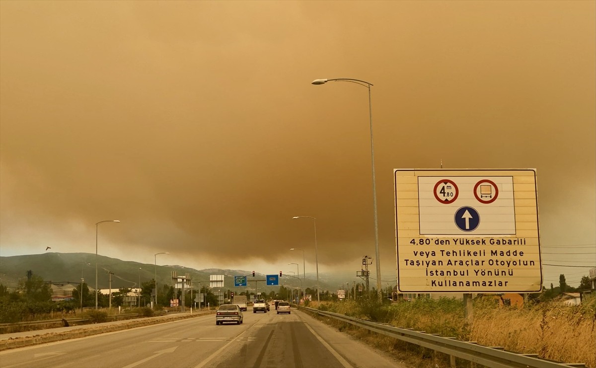 Kocaeli'nin Karamürsel ilçesinde çıkan orman yangını nedeniyle oluşan yoğun duman Bursa'da...