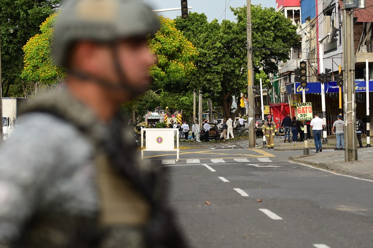 Kolombiya'nın Cali kentindeki askeri hava üssü yakınlarında bir kamyonla düzenlenen bombalı...