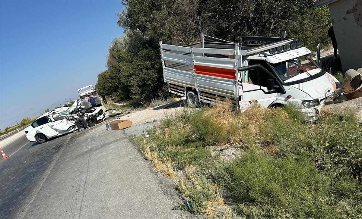 Konya'nın Karapınar ilçesinde, otomobil ile kamyonetin çarpışması sonucu 1 kişi öldü, 5 kişi...
