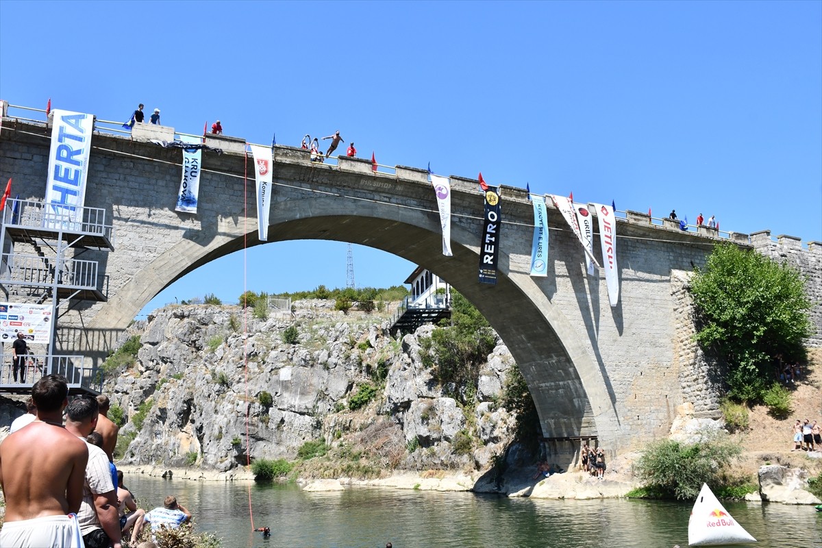 Kosova'nın güneybatısındaki Yakova şehrinde, 75'inci Şivan Köprüsü Geleneksel Atlama Yarışı...