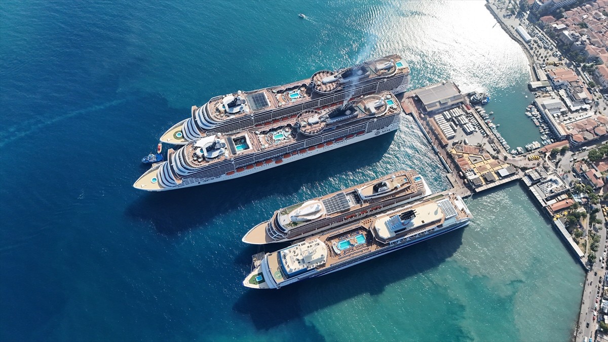 Kruvaziyer turizminin önemli noktalarından Aydın'ın Kuşadası ilçesi, 5 kruvaziyerle 10 bin 916...