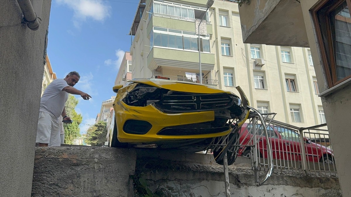 Küçükçekmece'de freninin tutmaması sonucu kontrolden çıkan taksi, iki bina arasındaki duvarda...