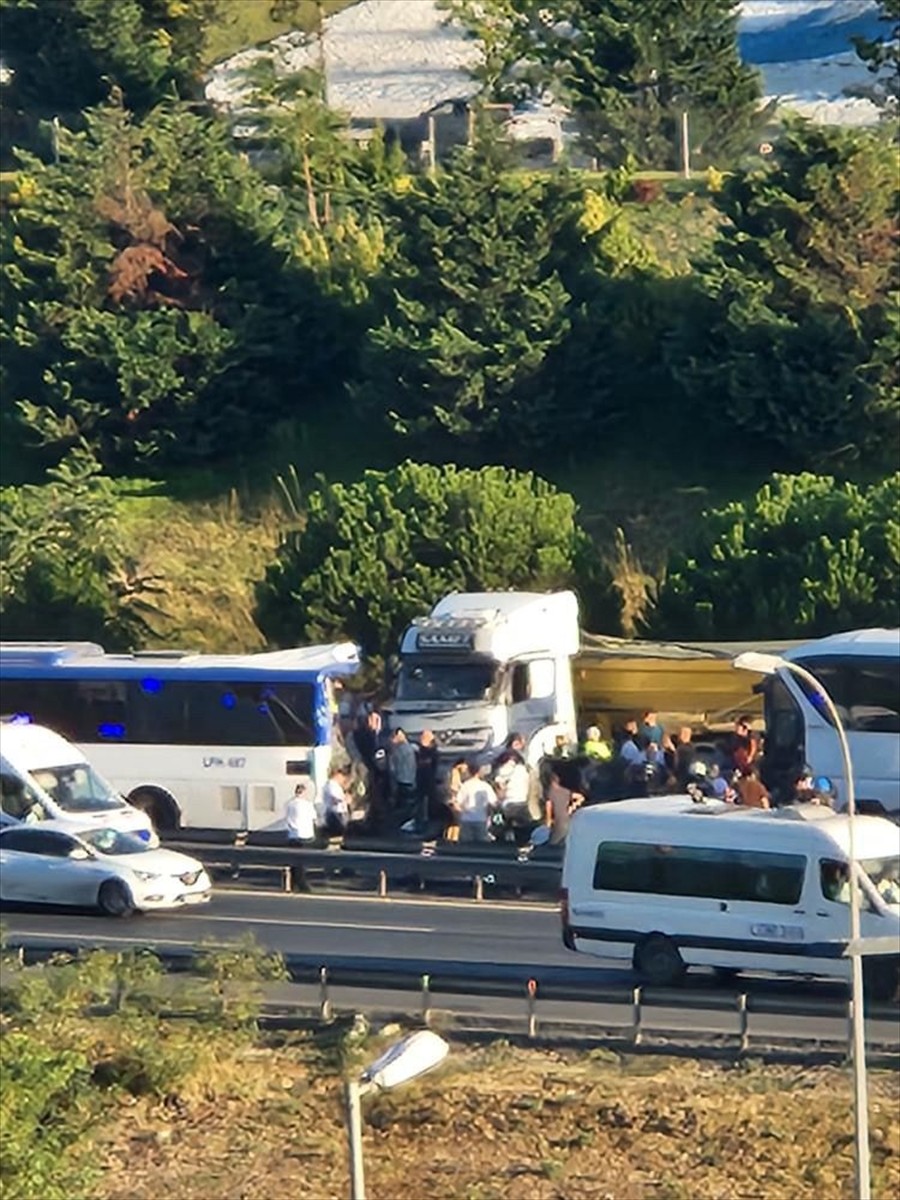 Küçükçekmece TEM Otoyolu'nda otobüs ile hafriyat kamyonunun karıştığı zincirleme trafik kazasında...