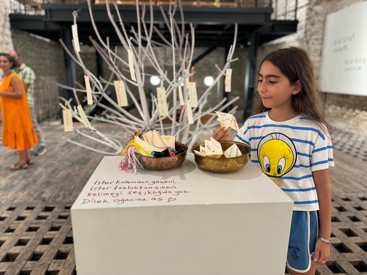 Küratörlüğünü Ceylan Önalp'in üstlendiği, sanatçı Deniz Doğruyol'un "Bir Kere Oldum, Bin Kere...