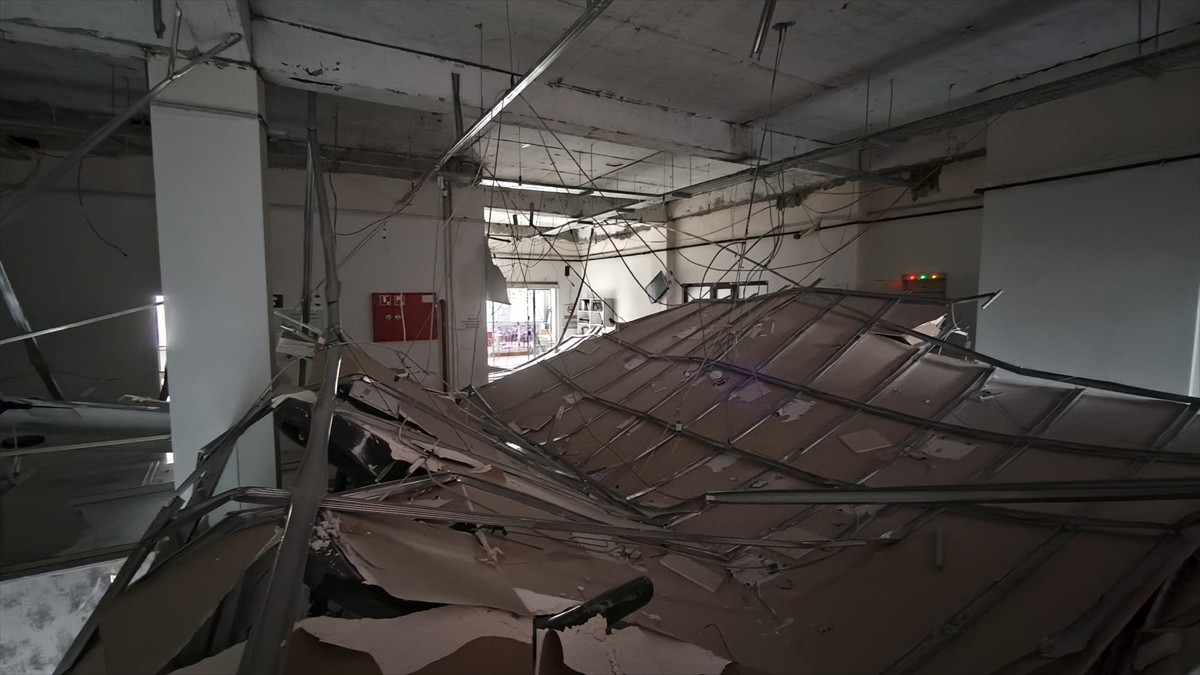 Kütahya'da bir lokalin çöken asma tavanının altında kalan işletmeci yaralandı.  