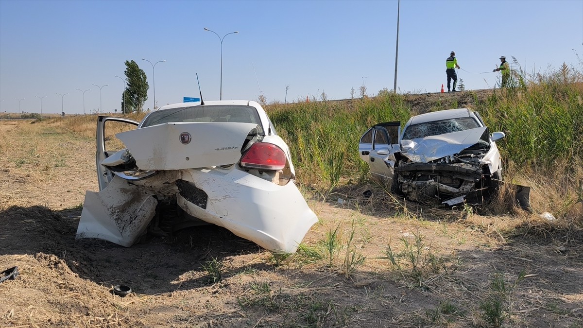 Kütahya'nın Altıntaş ilçesinde kazaya müdahale eden polis aracına arkadan çarpan otomobildeki 2'si...
