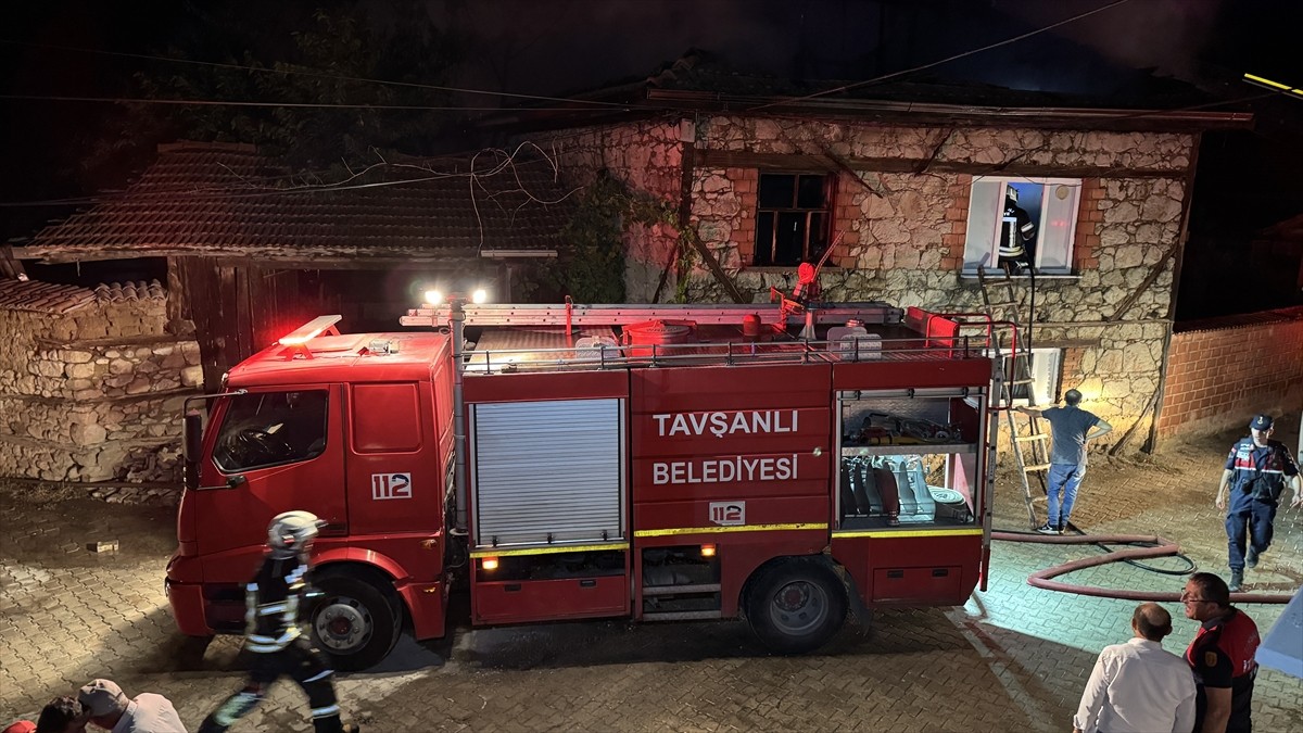 Kütahya'nın Tavşanlı ilçesinde, bir köyde çıkan yangında 4 ev kullanılamaz hale geldi.