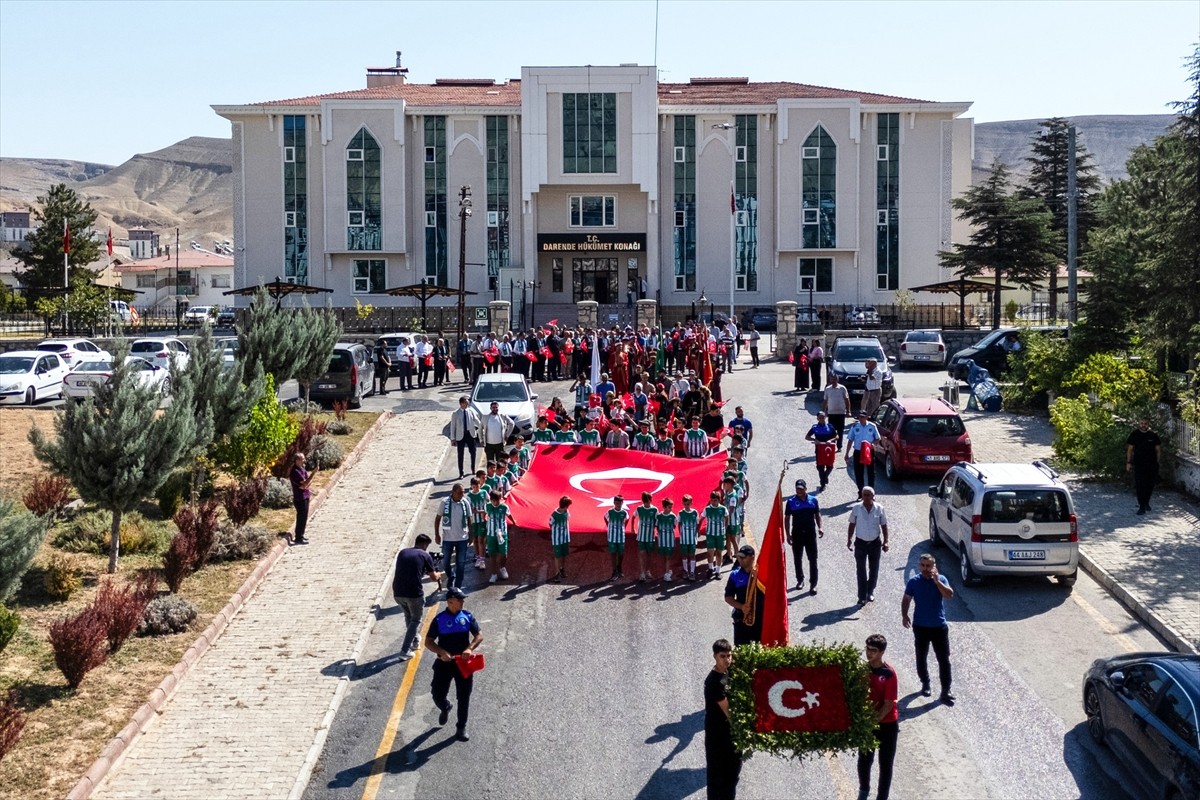 Malatya'nın Darende ilçesinde Zengibar Karakucak Güreş ve Kültür Festivali, kortej yürüyüşüyle...