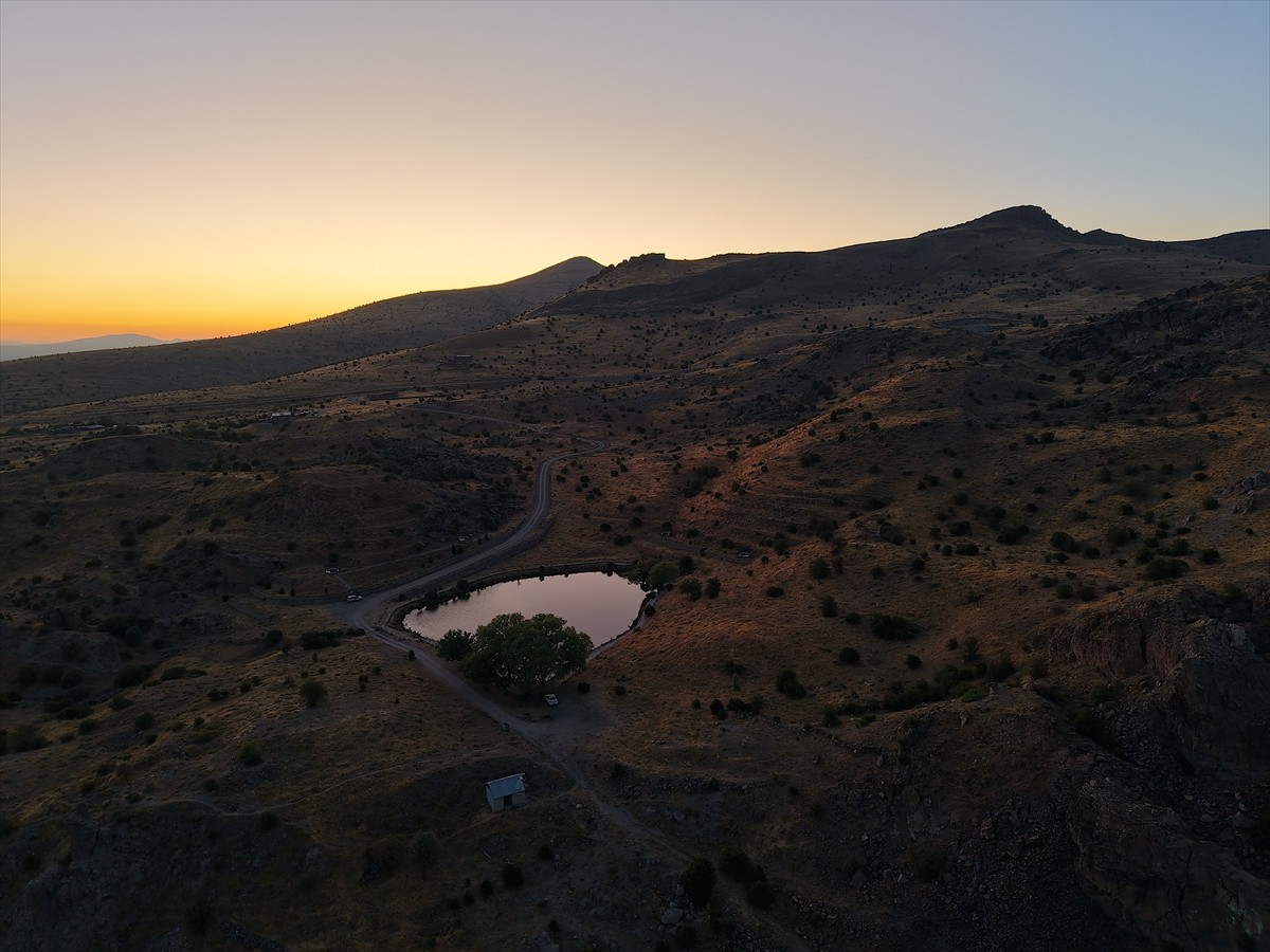 Malatya'nın Hekimhan ilçesindeki Dipsiz Göl'de gün batımı dronla görüntülendi.