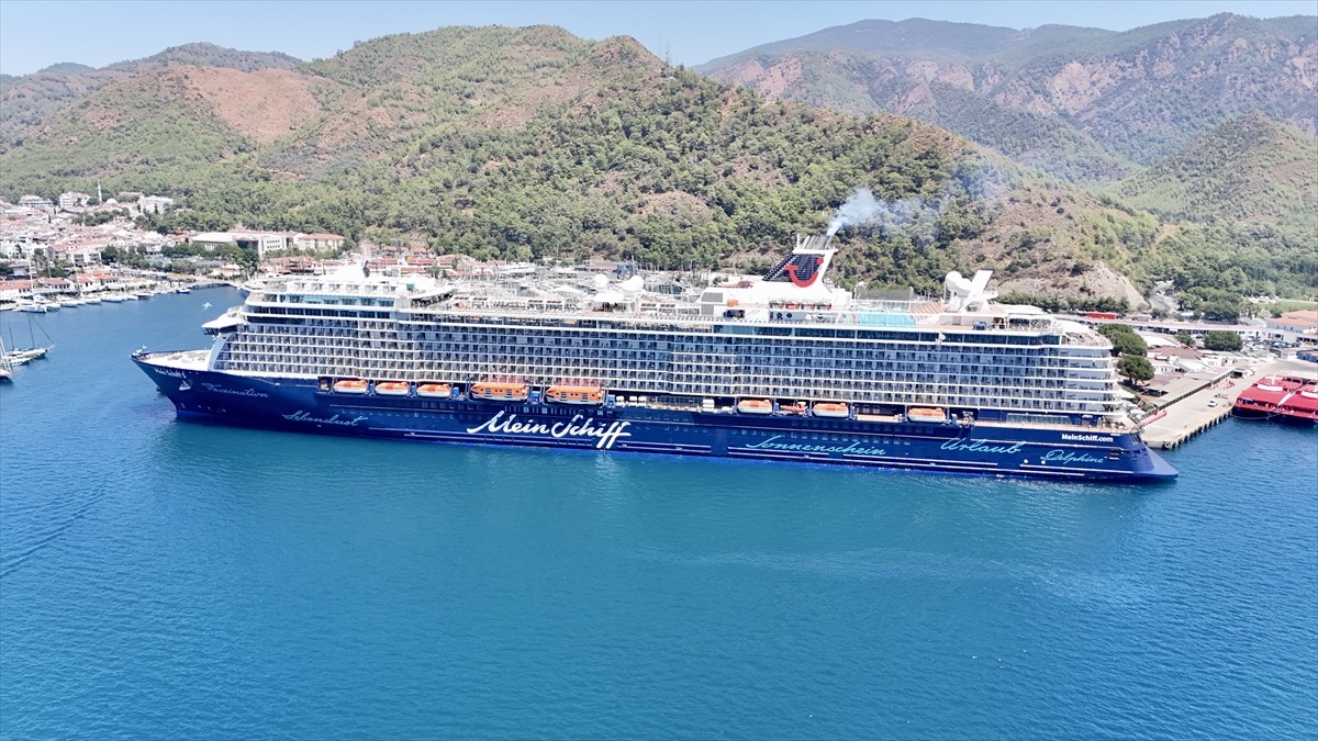 Malta bayraklı kruvaziyer "Mein Schiff 5", 2748 yolcusuyla Muğla'nın Marmaris ilçesine geldi.