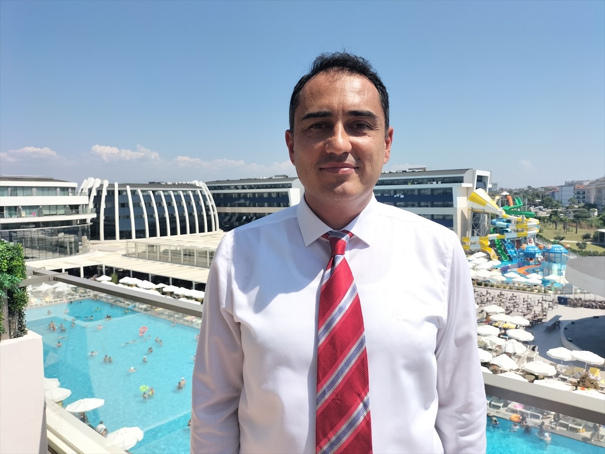 Manavgat Side Turistik Otelciler Birliği (MASTOB) Başkanı Zafer Süral, turizm sezonuna ilişkin...