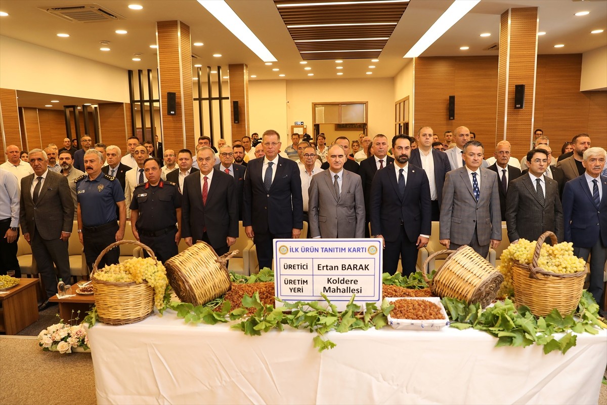 Manisa'da sezonun ilk çekirdeksiz kuru üzüm alım işleminin başlaması dolayısıyla Manisa Ticaret...